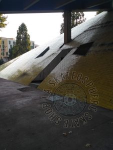 Door gap skate spot
